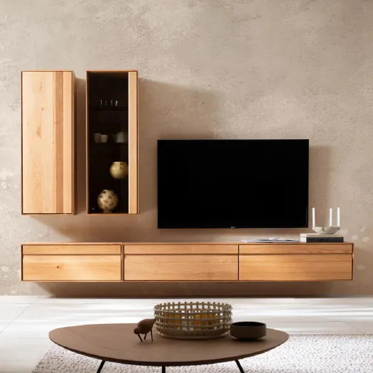 Hölzerne Wohnwand in modernem Wohnzimmer